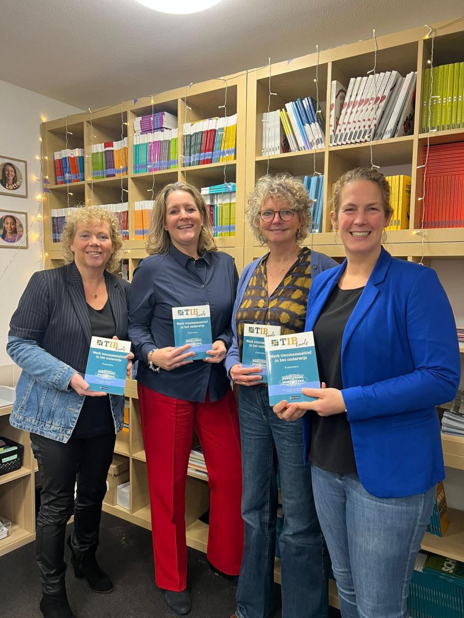 V.l.n.r.: Jolanda Buijze, Janneke de Vreeze, Leony Coppens en uitgever Janneke van Loon